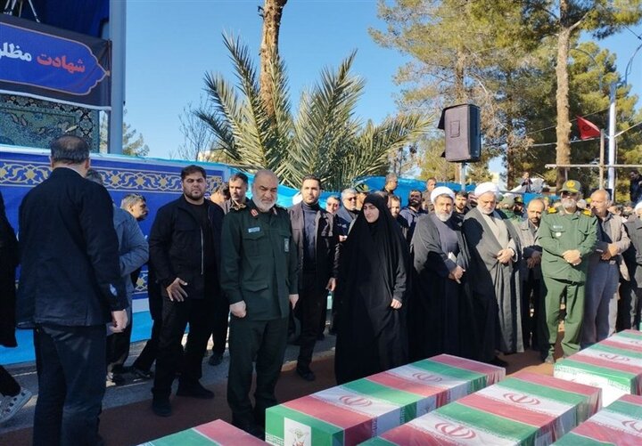 برگزاری مراسم تشییع شهدای حادثه تروریستی با حضور مقامات کشوری ایران در کنار کرمان