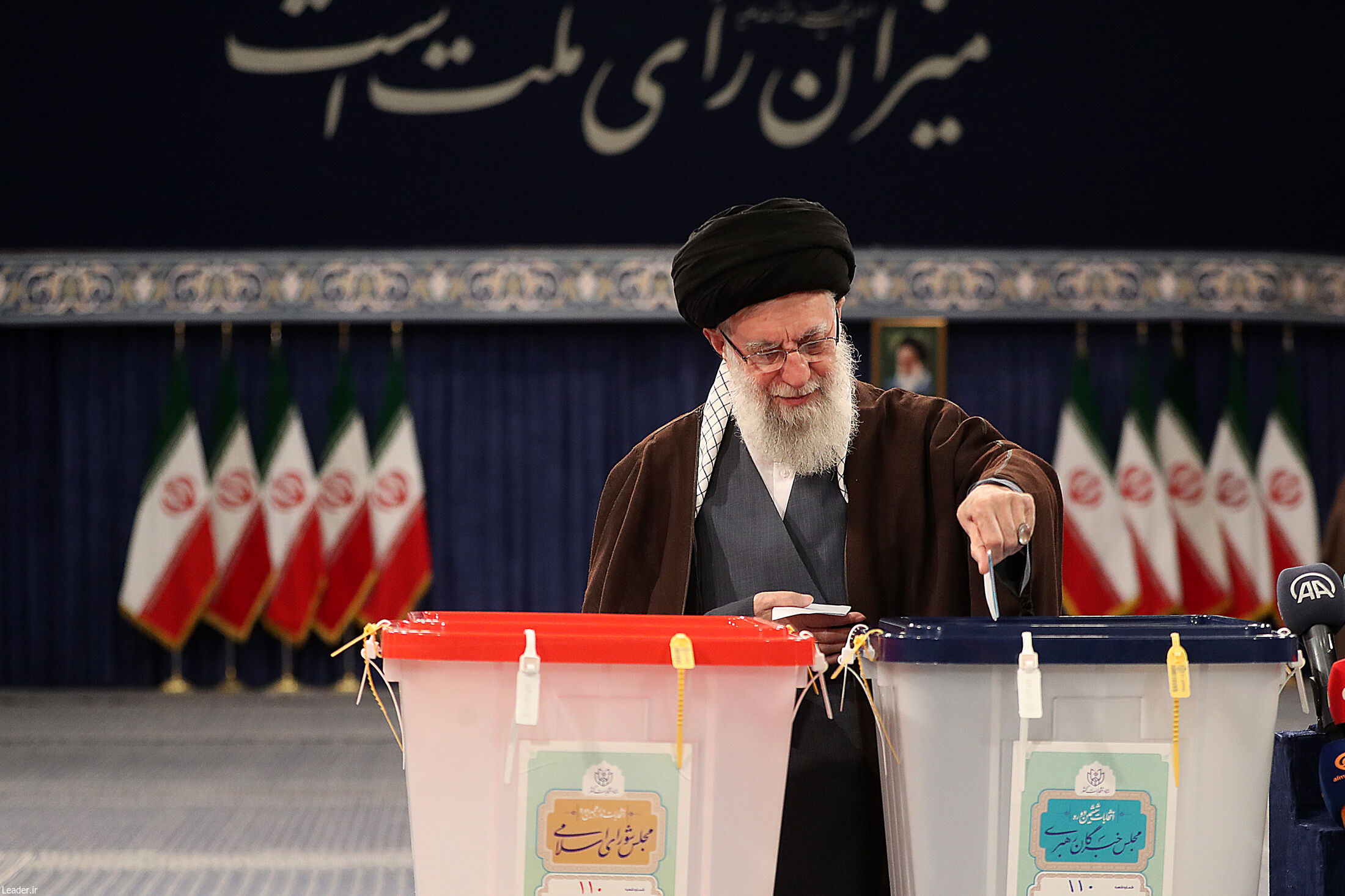 حضرت آیت‌الله خامنه‌ای پس از شرکت در انتخابات: هم دوستان و هم بدخواهان چشمشان به مسائل کشور است