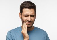 درد بعد از کشیدن دندان چقدر طول میکشد ؟ + راه های درمان