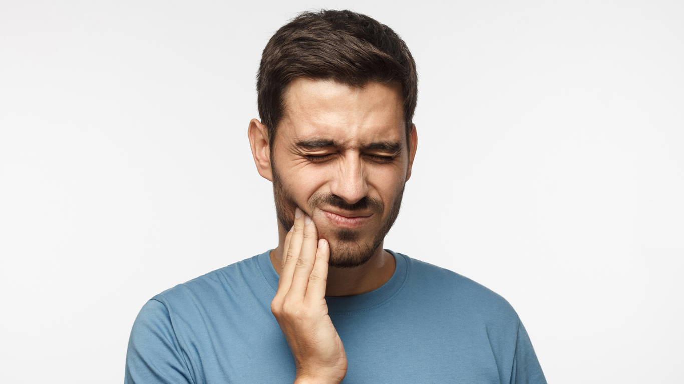 درد بعد از کشیدن دندان چقدر طول میکشد ؟ + راه های درمان